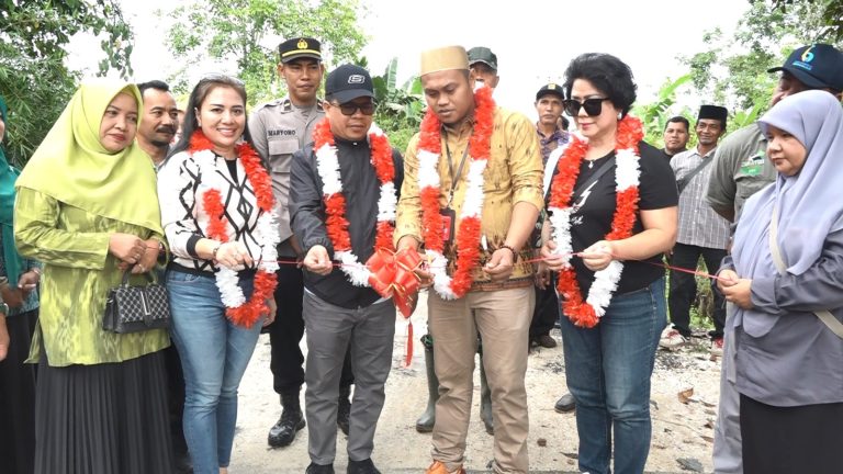 Bupati Sambas Sampaikan Akan Terus Berusaha Perbaiki Akses Jalan pada Peresmian Jembatan Berkemajuan ke-50 di Sekuduk