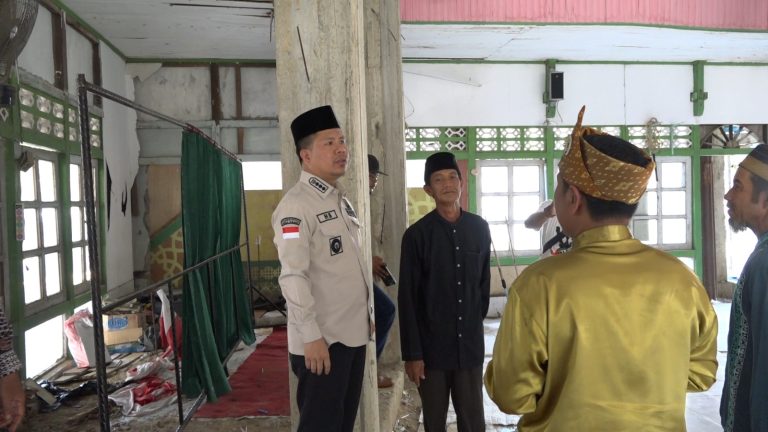 Pantau Pembangunan Mesjid Darul Mutaqqin, Bupati Satono BAntu 100 Juta Rupiah