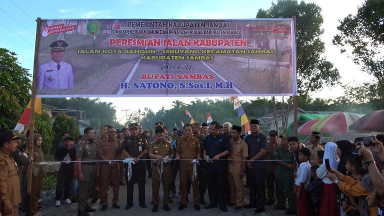 Peresmian Jalan Kota Bangun – Sekuyang,Bupati Satono Disambut Suka Cita Masyarakat