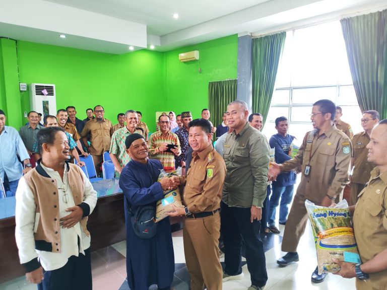 Bupati Satono Serahkan 25 Ton Bibit Padi Varian Inpari Nutri Zinc Kepada Poktan Sekabupatn Sambas