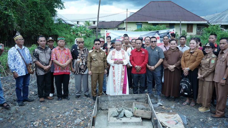 Bupati Sambas Letakkan Batu Pertama Pembangunan Gedung Pastoran Paroki Sambas: Kewajiban dalam Mewujudkan Sambas Berkemajuan