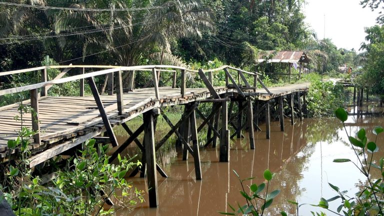 Bupati Sambas Laksanakan Peletakan Batu Pertama Pembangunan Jembatan Berkemajuan Sepanjang 135M di Desa Lubuk Dagang