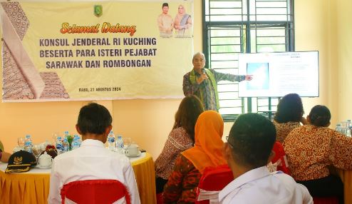 Konjen KJRI Kuching beserta Tamu dari Negara Tetangga Kunjungi Sentra IKM Tenun Sambas