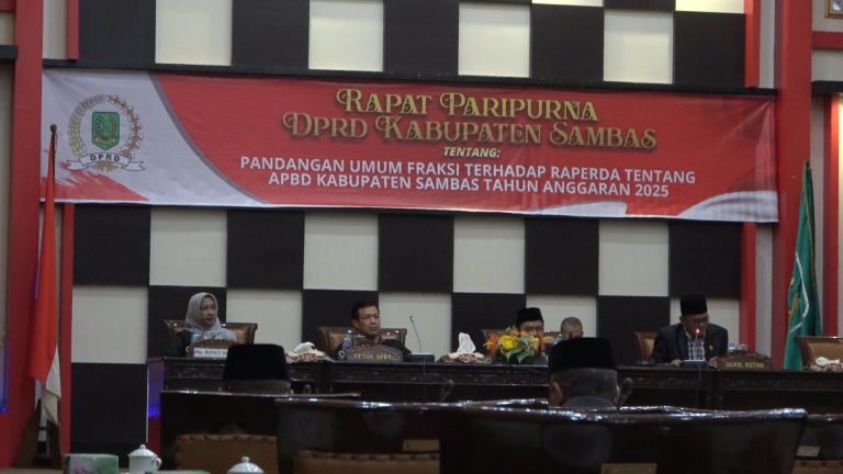 Hadiri Rapat Paripurna DPRD, Pjs Bupati Sambas Pantau Penyampaian Pendapat Fraksi atas Raperda APBD 2025