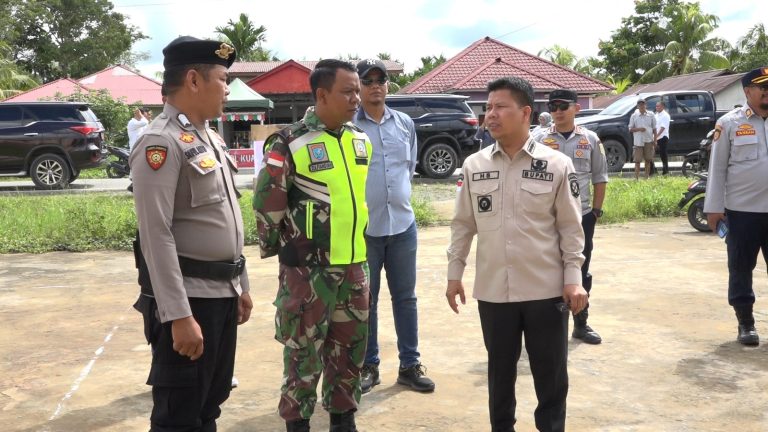 Bupati Sambas bersama Pihak Terkait Laksanakan Monitoring Pelaksanaan Pemungutan Suara di Beberapa Kecamatan