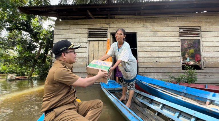 Peduli Warga, Bupati Sambas Salurkan Bantuan Langsung ke Wilayah Banjir