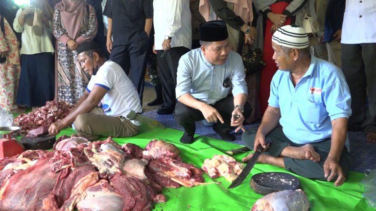 Penyembelihan Sapi Bantuan Presiden, Bupati Sambas Serahkan Secara Simbolik Kepada Warga