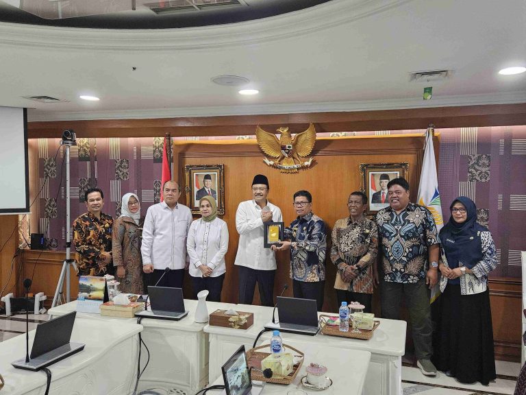 Peduli Isu Percepatan Penanggulanagn Kemiskinan, Bupati Satono Laksanakan Audiensi ke Menteri Sosial