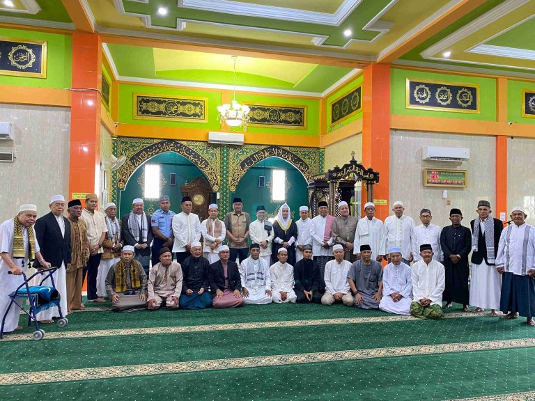 Bupati Sambas dan Sekda Gelar Shalat Idul Fitri 1446 H di Masjid Al-Muhsinin Tumuk Manggis