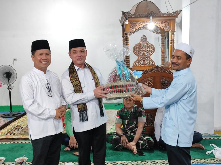 Bupati Satono Dampingi Gubernur Ria Norsan Safari Ramadhan Desa Sekuduk