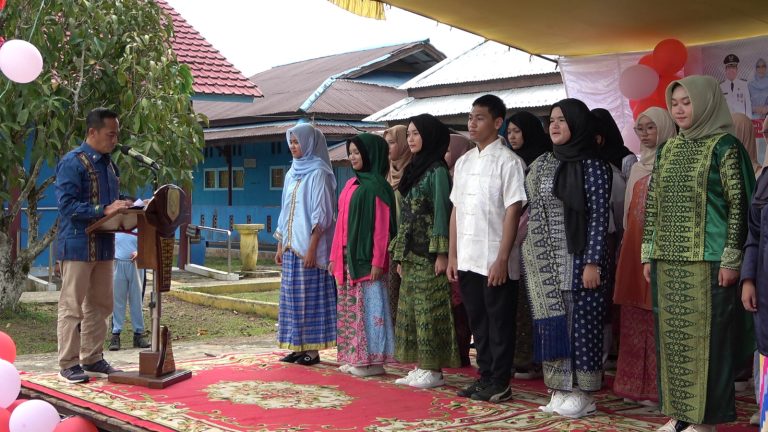 Asisten I Sekda Sambas Lantik  Pengurus Forum Anak Daerah Kabupaten Sambas