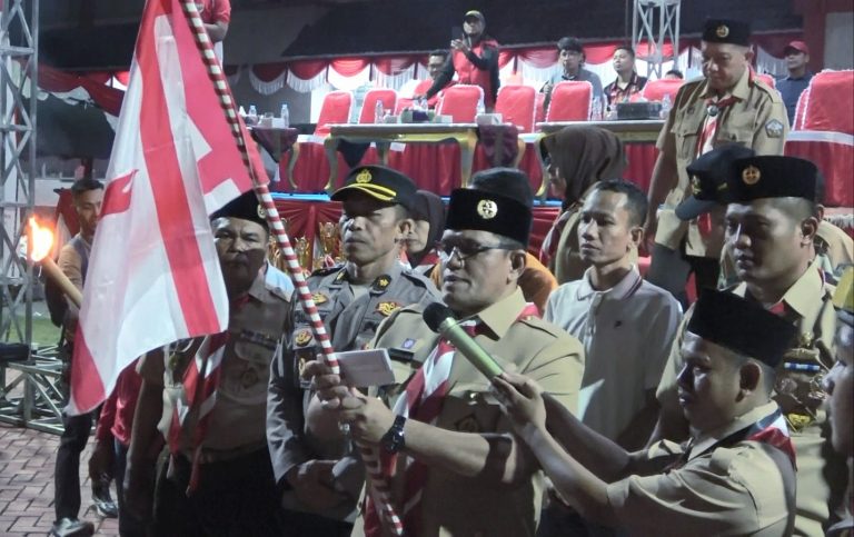 Pawai Obor Semarakkan 2025, Wabup Heroaldi : Pramuka Menjadi wadah dalam pembinaan Karakter Generasi Muda