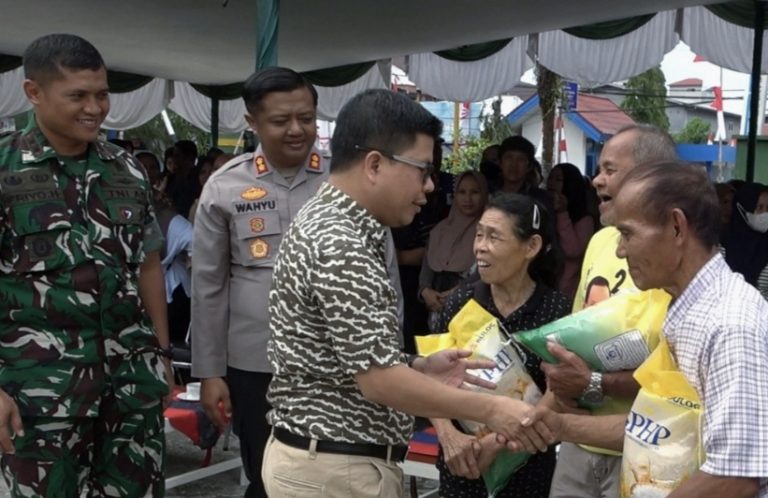 Bupati Satono Berikan Bantuan Subsidi Harga Beras di Gerakan Pasar Murah HUT RI ke-80