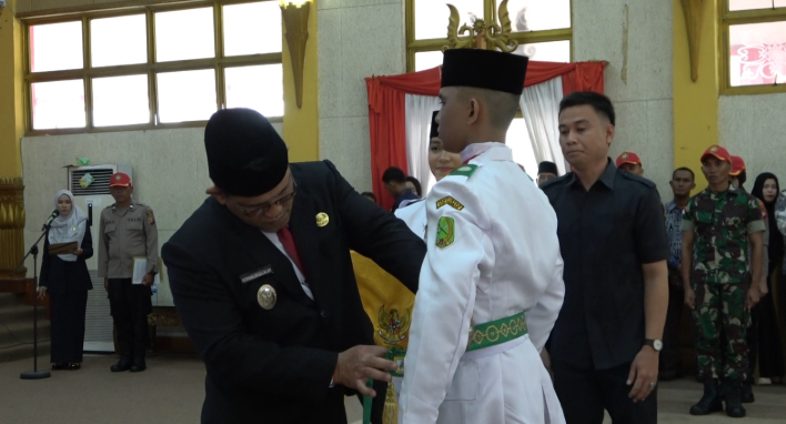 Wabup Sambas Kukuhkan 28 Anggota Paskibra Jelang HUT ke-80 RI