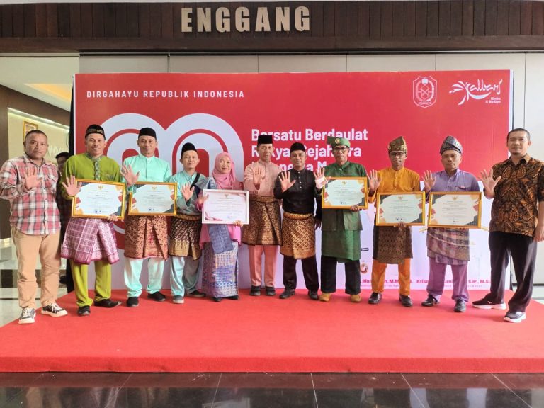Bupati Satono Raih Penghargaan Penguatan Pangan di Upacara HUT ke-80 RI Kalbar