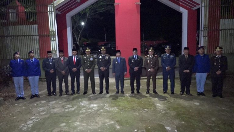 HUT ke-80 RI: Bupati dan Wakil Bupati Sambas Hadiri Apel Kehormatan dan Renungan Suci di Taman Makam Pahlawan