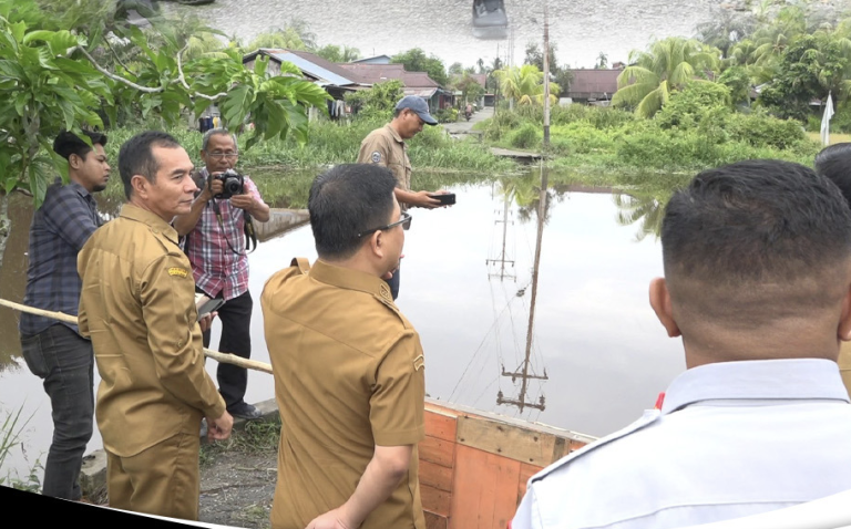 Bupati Sambas Tinjau Jembatan Putus di Dusun Kenanga 2 Kecamatan Tebas