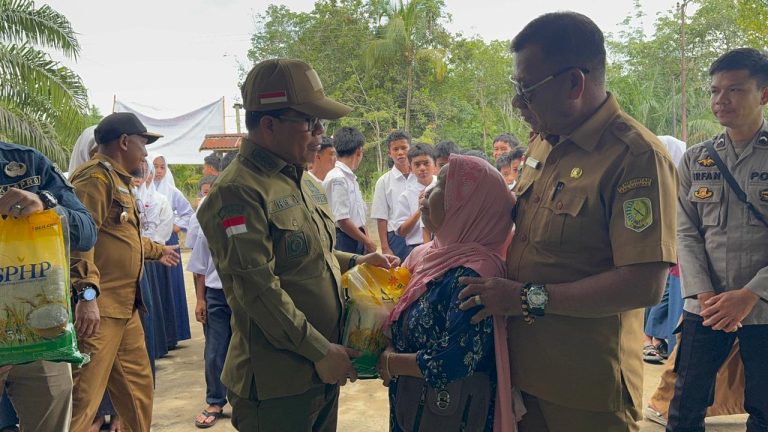 Bupati Satono Hadiri Pasar Murah di Desa Tempapan Hulu, Ringankan Beban Warga Galing