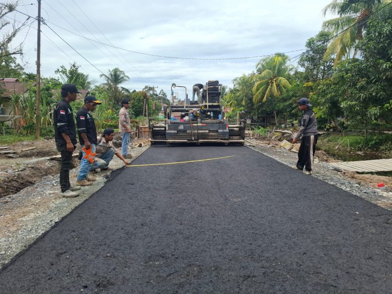 Warga Desa KPK Sambas Sambut Gembira Pengerjaan Jalan Aspal