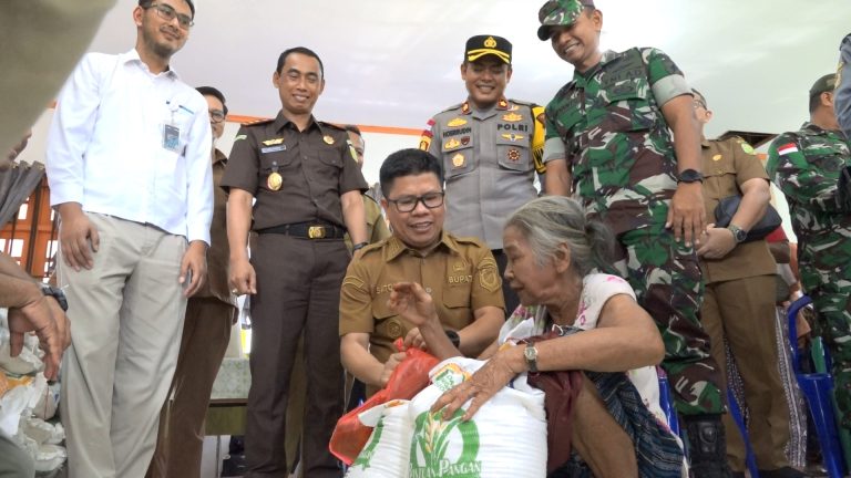 Bupati Satono Salurkan Bantuan Pangan Presiden Prabowo ke Warga Perbatasan Sambas