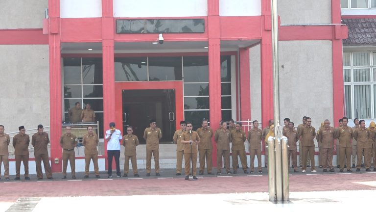 Sampaikan Kabar Gembira Saat Apel Gabungan, Satono Ingatkan ASN dan Non ASN Pemda Sambas untuk Jaga Amanah dan Disiplin