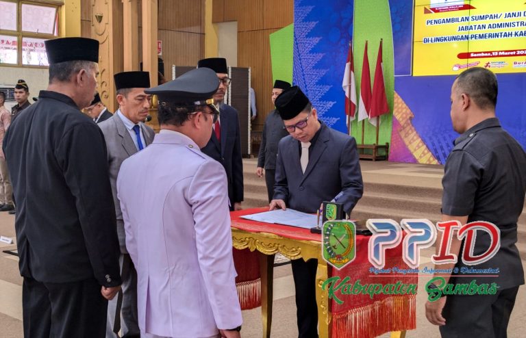 Lantik Direktur PDAM dan Pejabat Kecamatan Paloh, Satono Soroti Peluang Besar Kawasan Perbatasan