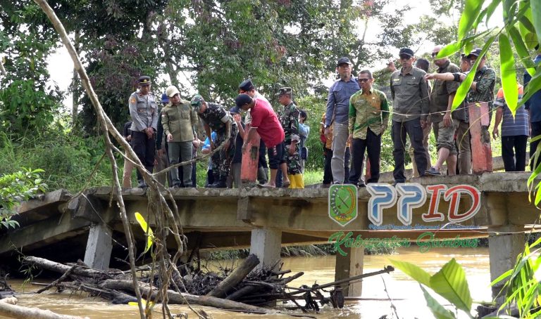 Akses Ekonomi Terhambat, Bupati Satono Pastikan Jembatan Teluk Asam Segera Dibagnun Kembali