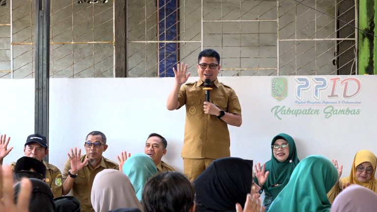 Dekat dengan Warga, Bupati Satono Tinjau Langsung Kegiatan Baksos Terpadu dan Pelayanan Publik di Desa Sengawang