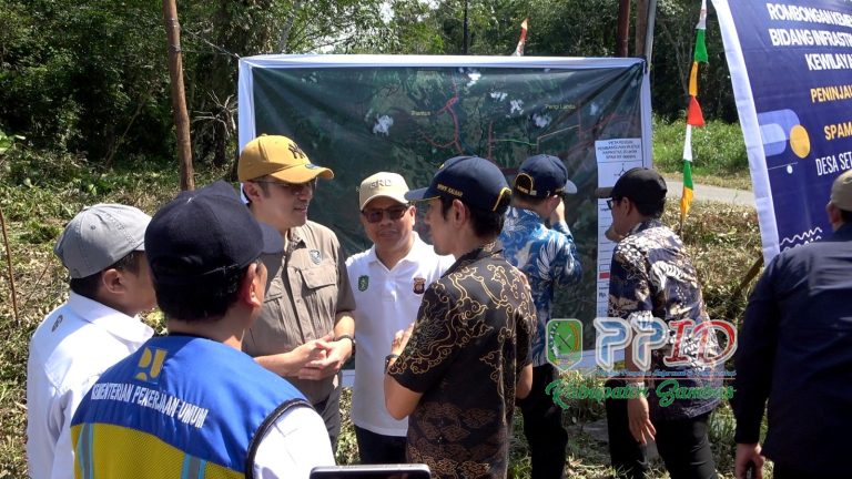 Tingkatkan Pelayanan Dasar Akses Air Bersih, Bupati Sambas Dampingi Stafsus Menko Infrastruktur Tinjau Rencana Pembangunan Instalasi Air Bersih di Setalik