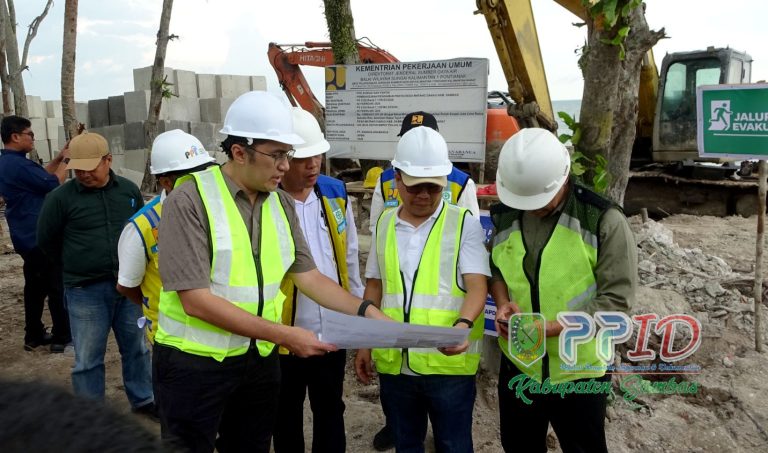 Dari Aspirasi Warga Menjadi Aksi Nyata, Bupati Sambas dan Stafsus Menko Infrastruktur Tinjau Pembangunan Sea Wall Matang Danau
