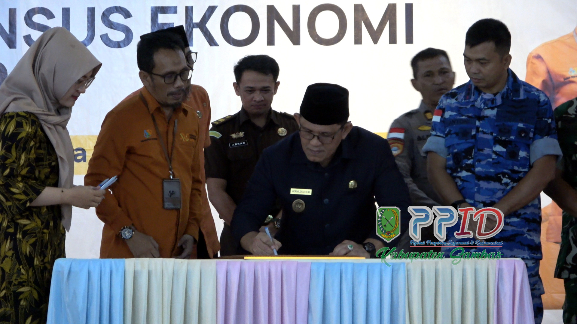 Wakil Bupati Sambas, H. Heroladi Djuhardi Alwi, S.T, M.T (dua,kiri) lakukan pepnandatanganan komitmen bersama Sensus Ekonomi 2026 saat lepas 566 petugas sensus