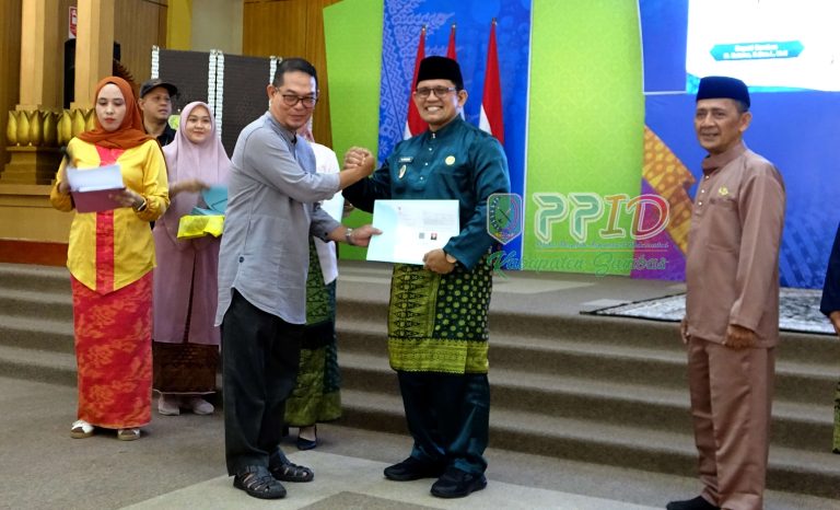 Pemkab Sambas Apresiasi Loyalitas dan Pengabdian ASN, 201 PNS Terima SK Pensiun