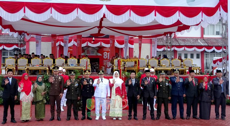 Formasi Satono Hero Warnai Upacara Penurunan Bendera HUT ke-81 RI di Sambas