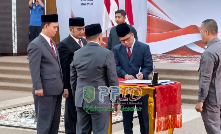 Bupati Satono Lantik Dr. Rachmad Robbi sebagai Sekda Kabupaten Sambas