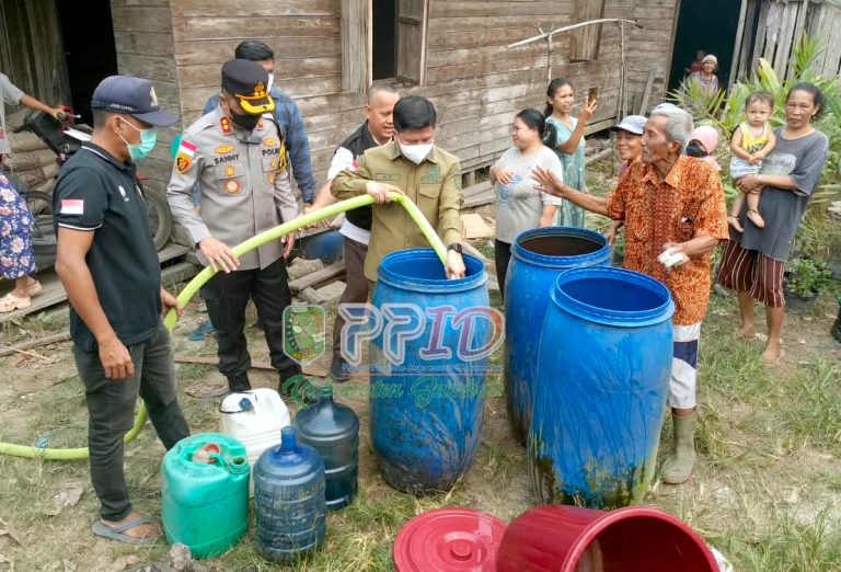 Bupati Satono Salurkan Bantuan Air Bersih bagi Warga Terdampak