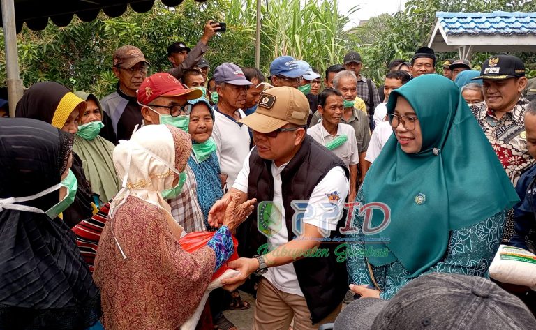 Bupati Satono Gratiskan 500 Paket Sembako untuk Warga Sendoyan