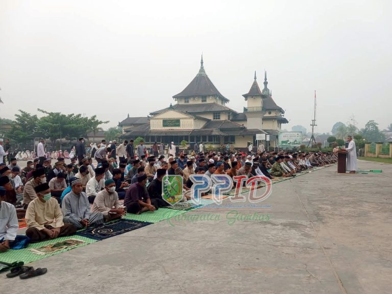 Pemda Sambas bersama Seluruh Lapisan Masyarakat Laksanakan Shalat Istisqa di Tengah Kabut Asap