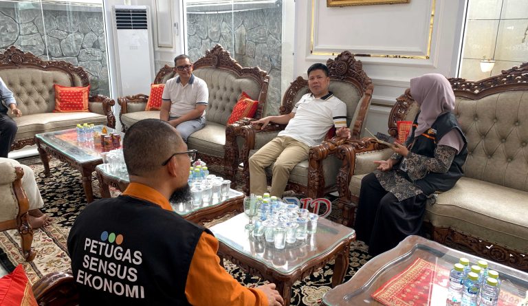 Sambut Petugas Sensus Ekonomi di Kediaman, Bupati Sambas: Data Akurat Kunci Pembangunan Daerah
