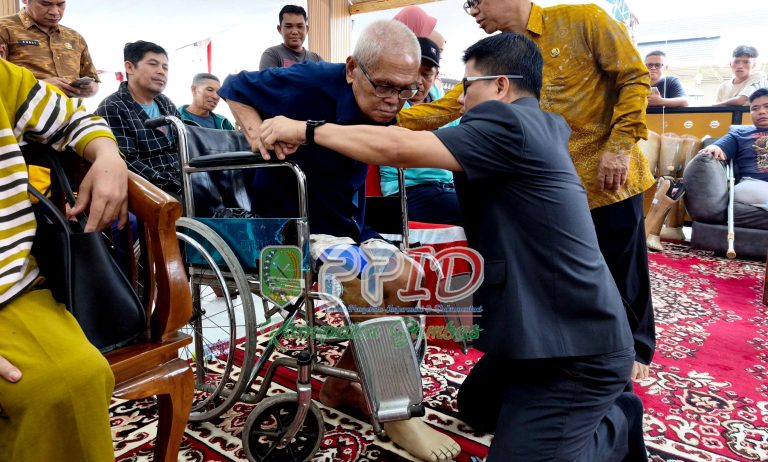 ​Wujud Peduli Disabilitas, Bupati Satono Serahkan Bantuan Kaki Palsu