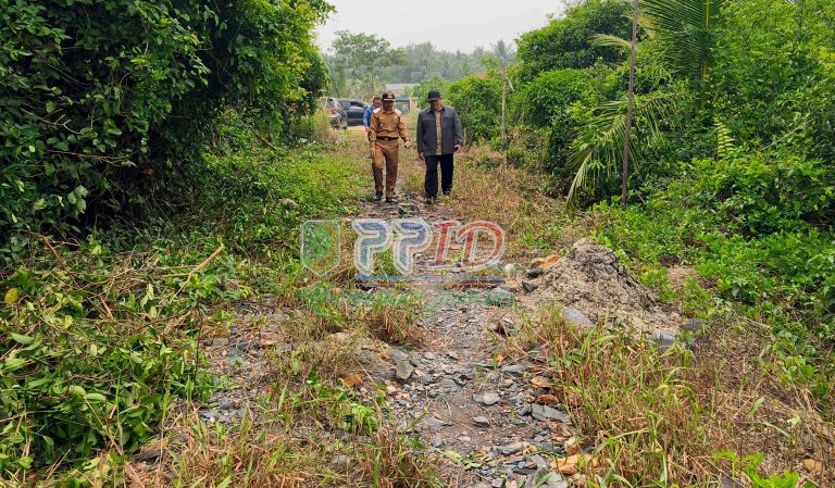 Sambangi Tebas dan Selakau, Wakil Bupati Sambas Tinaju Langsung Rencana Jaan Alternatif Demi Kelancaran Aktivitas Warga