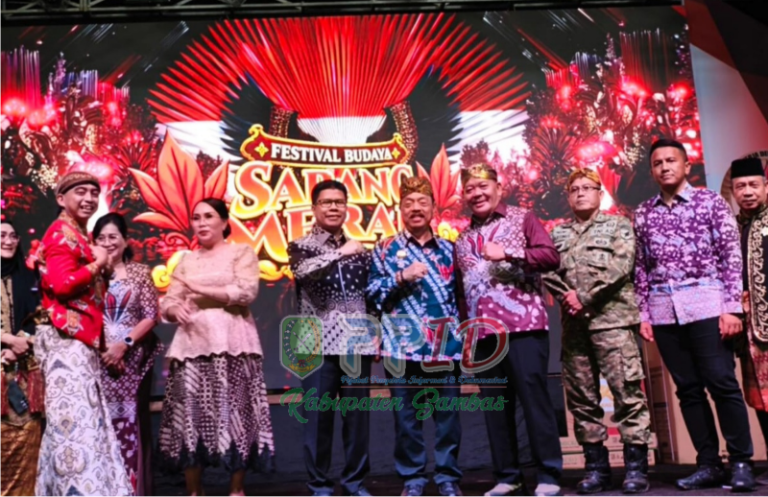 Bupati Satono Hadiri Penutupan Festival Budaya Sabang Merah di Sanggau