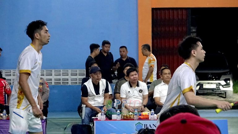 Saksikan Partai Puncak Bupati Cup Series XIV, Bupati Sambas Dukung Pembinaan Atlet Badminton