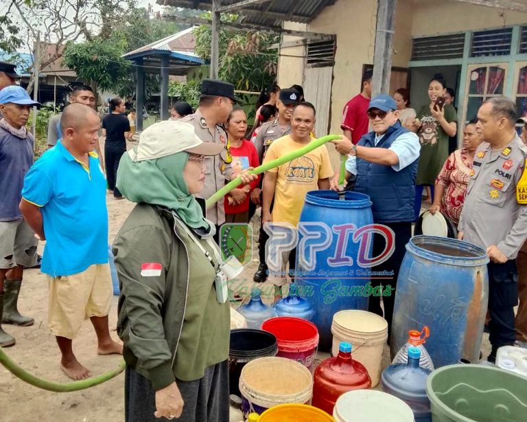 Atasi Krisis Air di Desa Matang Danau, Wabup Sambas dan Anggota DPRD Kalbar Turun Langsung Salurkan Bantuan Air Bersih