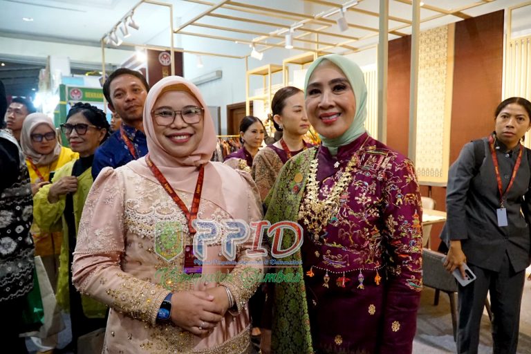 ​Dukung Perajin Lokal Mendunia, Dekranasda Sambas Pamerkan Potensi Tenun Tradisional dalam Kriyanusa 2026