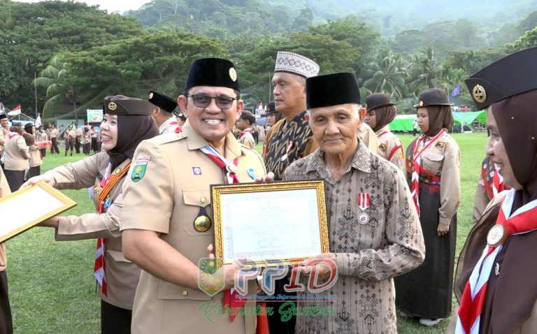 Semarak Peringatan HUT Pramuka ke-65 di Kabupaten Sambas : Mengukuhkan Generasi Muda Menuju Indonesia Emas